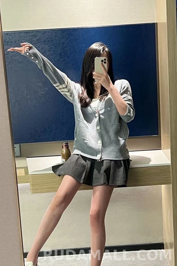 톰브라운 톰브라운 스트라이프 V넥 버튼 가디건 상세 이미지