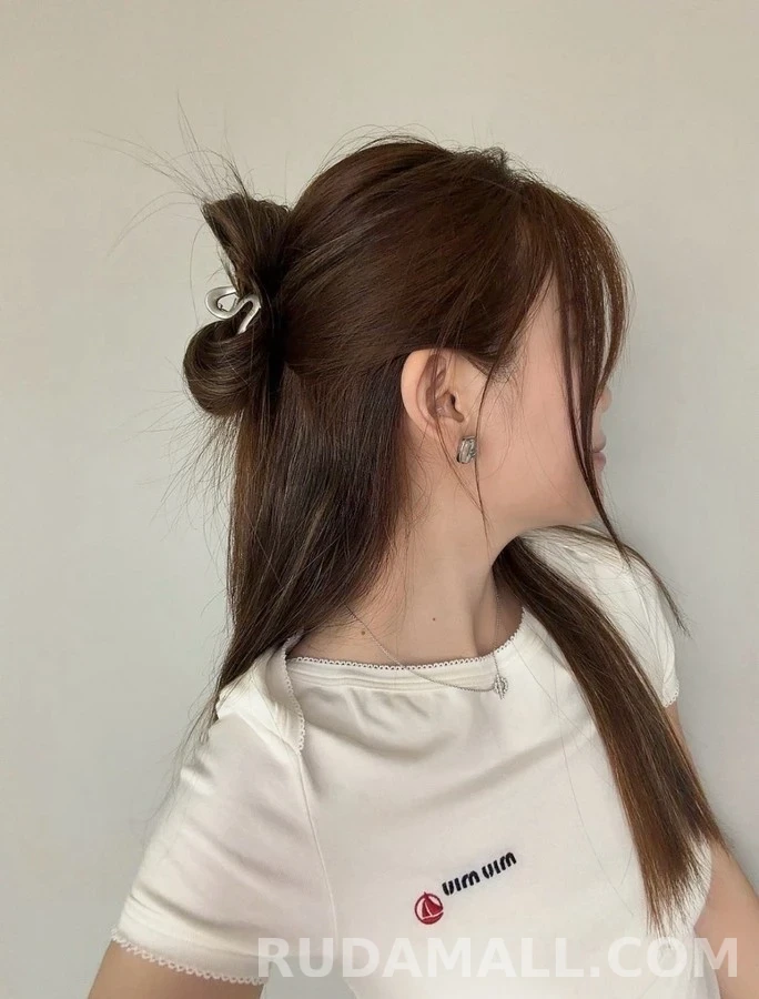 샤넬 샤넬 투명 로고 스퀘어 스터드 귀걸이 상세 이미지