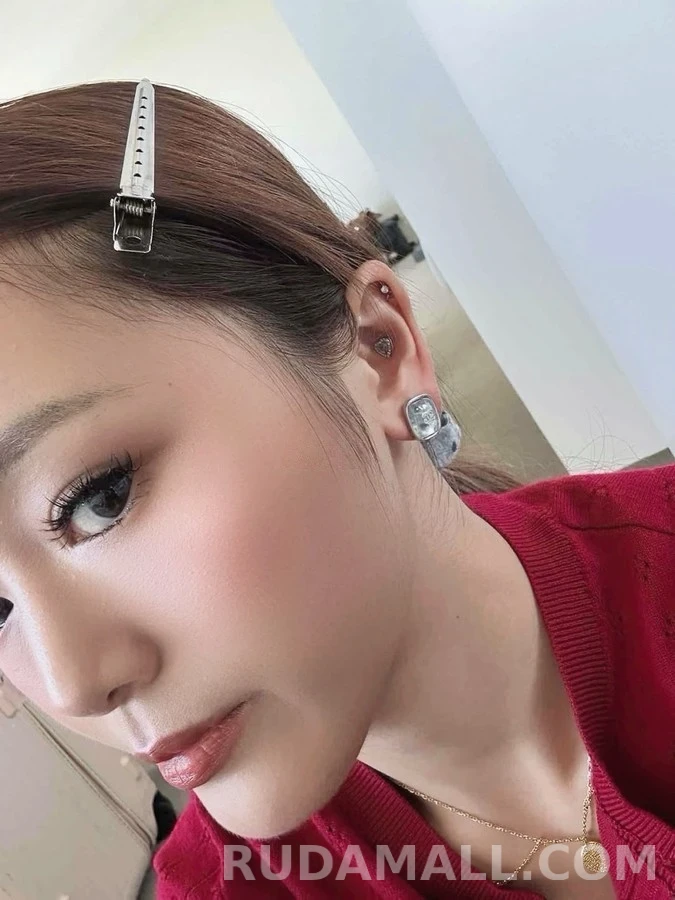 샤넬 샤넬 투명 로고 스퀘어 스터드 귀걸이 상세 이미지