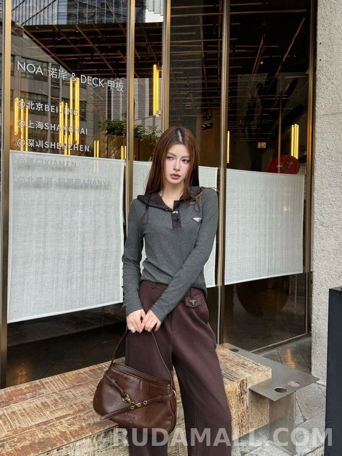 프라다 프라다 버클 장식 후드 긴팔 티셔츠 상세 이미지