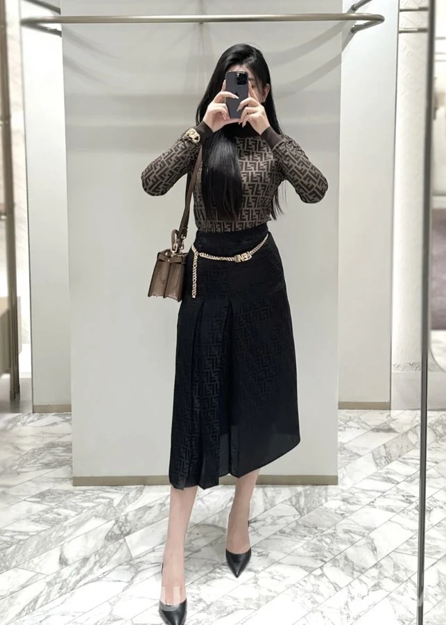펜디 펜디 모노그램 터틀넥 긴팔 티셔츠 상세 이미지