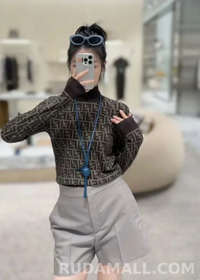 펜디 펜디 모노그램 터틀넥 긴팔 티셔츠 상세 이미지
