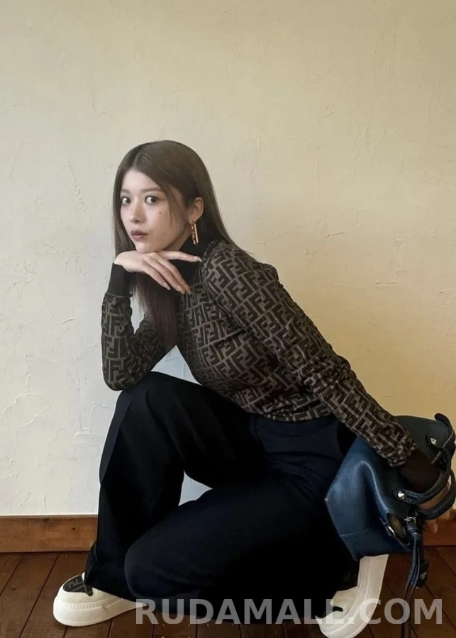 펜디 펜디 모노그램 터틀넥 긴팔 티셔츠 상세 이미지