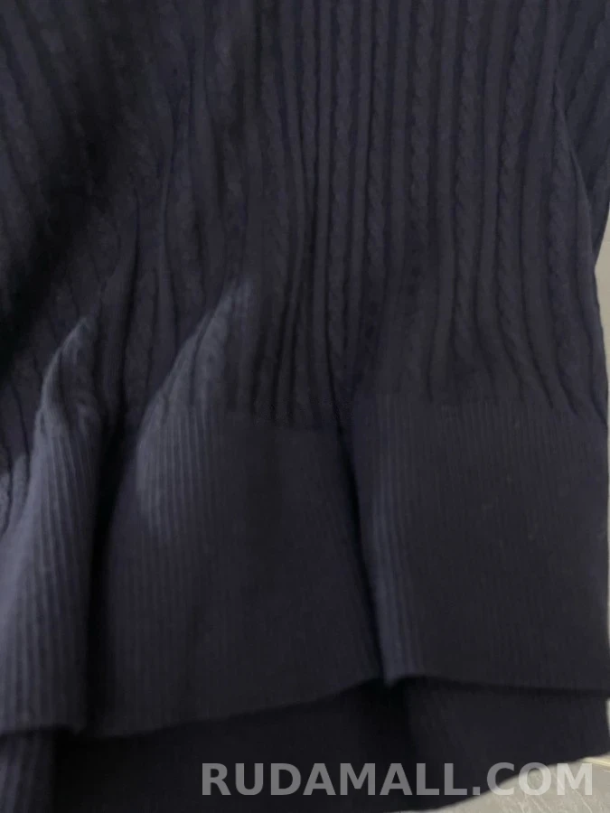 톰브라운 톰브라운 V넥 스트라이프 니트 상세 이미지