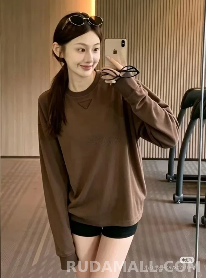 프라다 프라다 삼각 패치 긴팔 티셔츠 상세 이미지