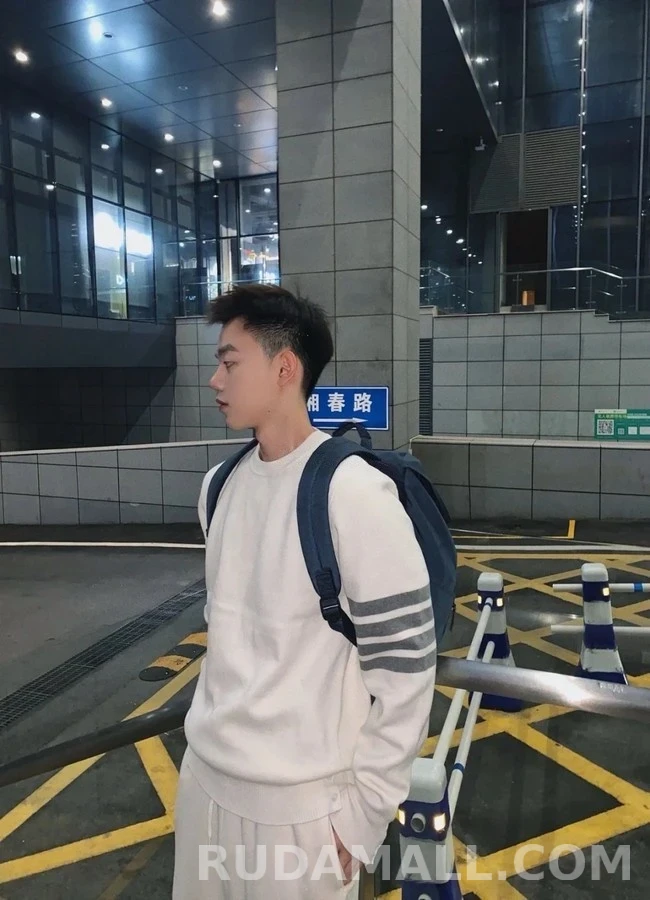 톰브라운 톰브라운 스트라이프 크루넥 스웨터 상세 이미지