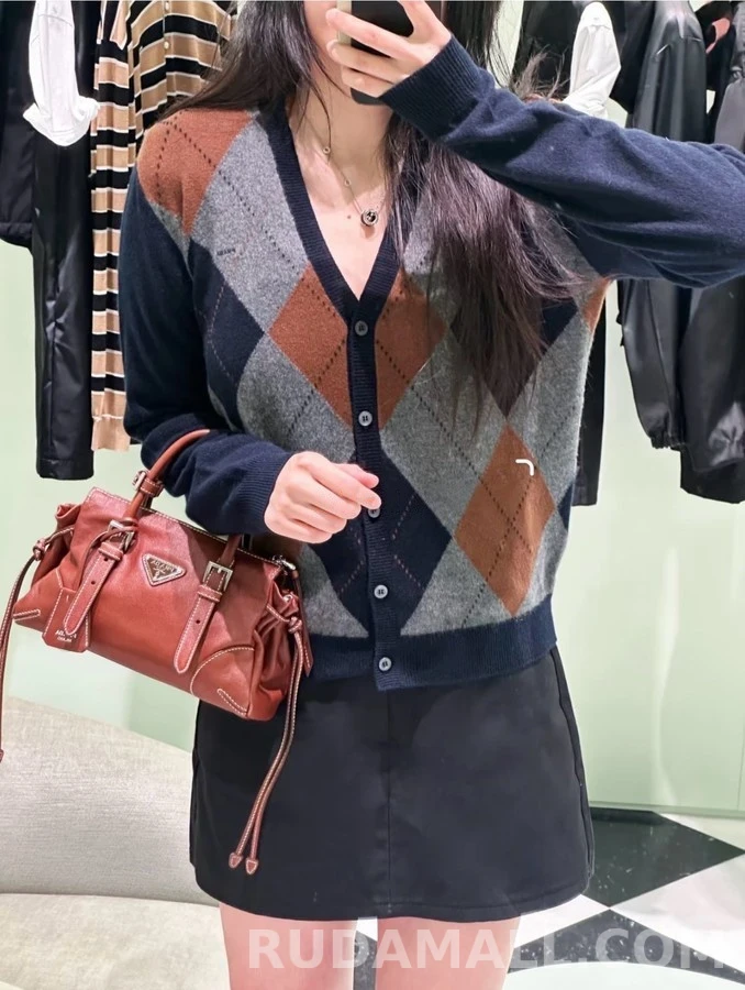 프라다 프라다 배색 아가일 V넥 가디건 상세 이미지