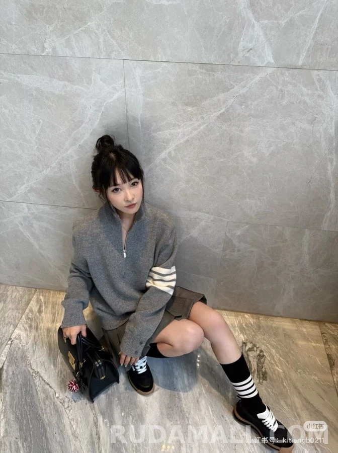 톰브라운 톰브라운 스트라이프 반집업 니트 상세 이미지