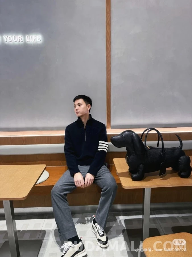 톰브라운 톰브라운 사선 스트라이프 하프 집업 니트 상세 이미지