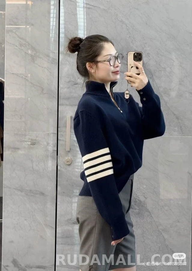 톰브라운 톰브라운 사선 스트라이프 하프 집업 니트 상세 이미지