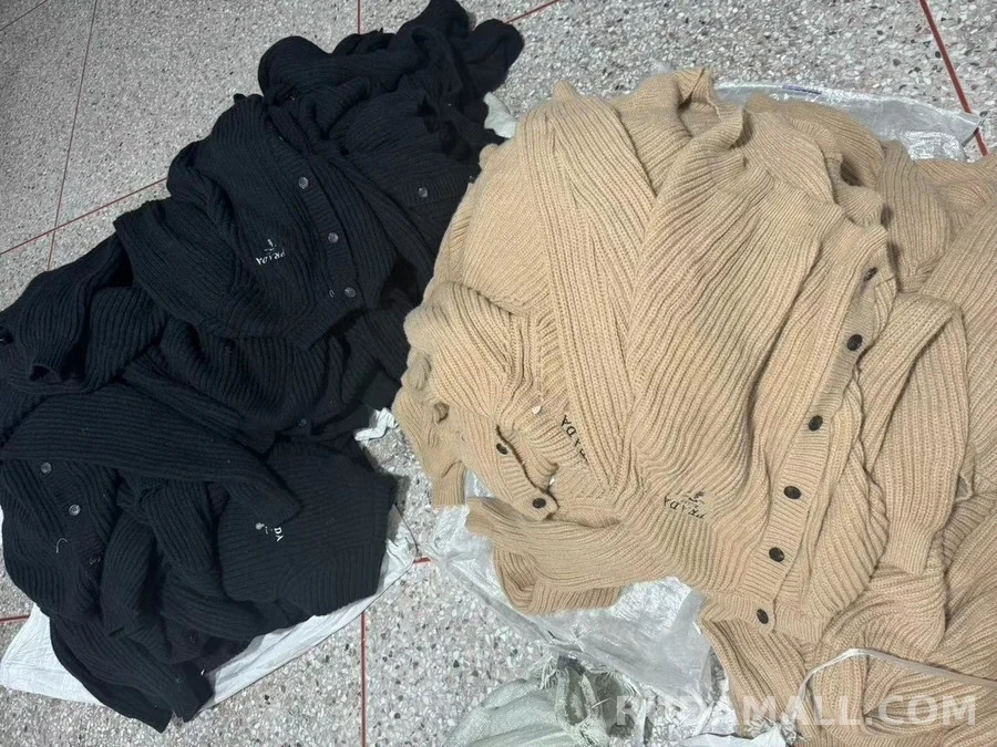 프라다 프라다 로고 자수 굵은 골지 가디건 상세 이미지