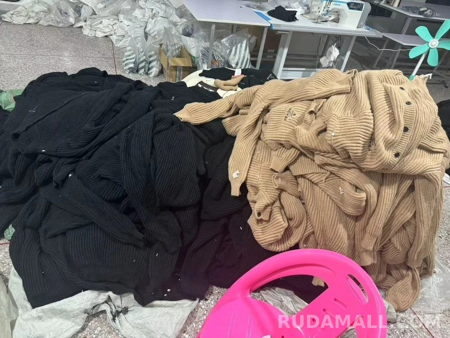 프라다 프라다 로고 자수 굵은 골지 가디건 상세 이미지