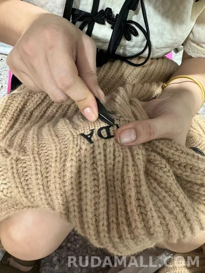 프라다 프라다 로고 자수 굵은 골지 가디건 상세 이미지