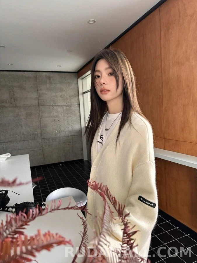 발렌시아가 발렌시아가 소매 패치 가디건 상세 이미지