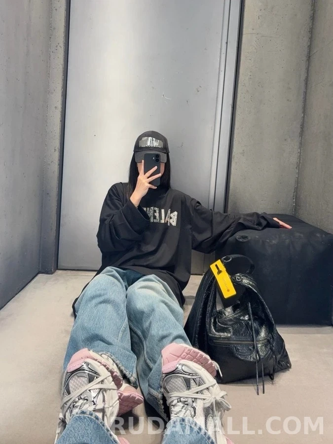 발렌시아가 발렌시아가 테이프 그래피티 로고 긴팔 티셔츠 상세 이미지