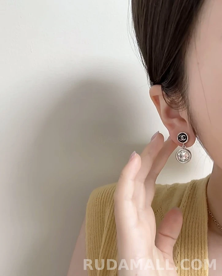 샤넬 샤넬 더블 C 에나멜 크리스탈 드롭 귀걸이 상세 이미지