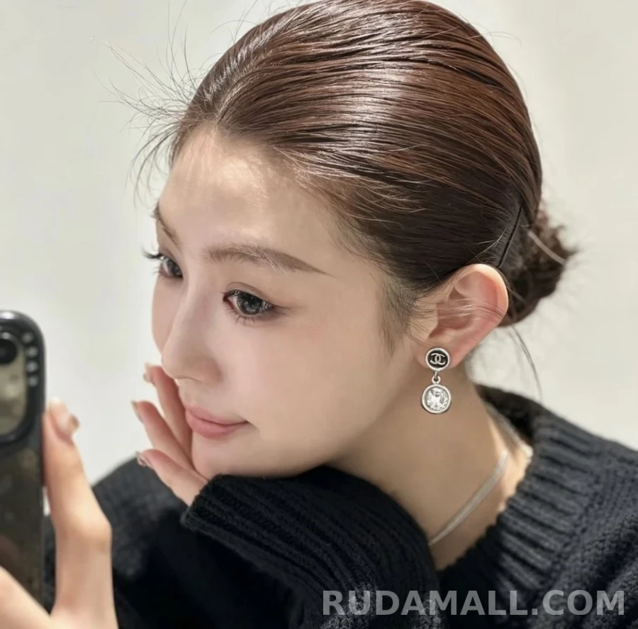 샤넬 샤넬 더블 C 에나멜 크리스탈 드롭 귀걸이 상세 이미지