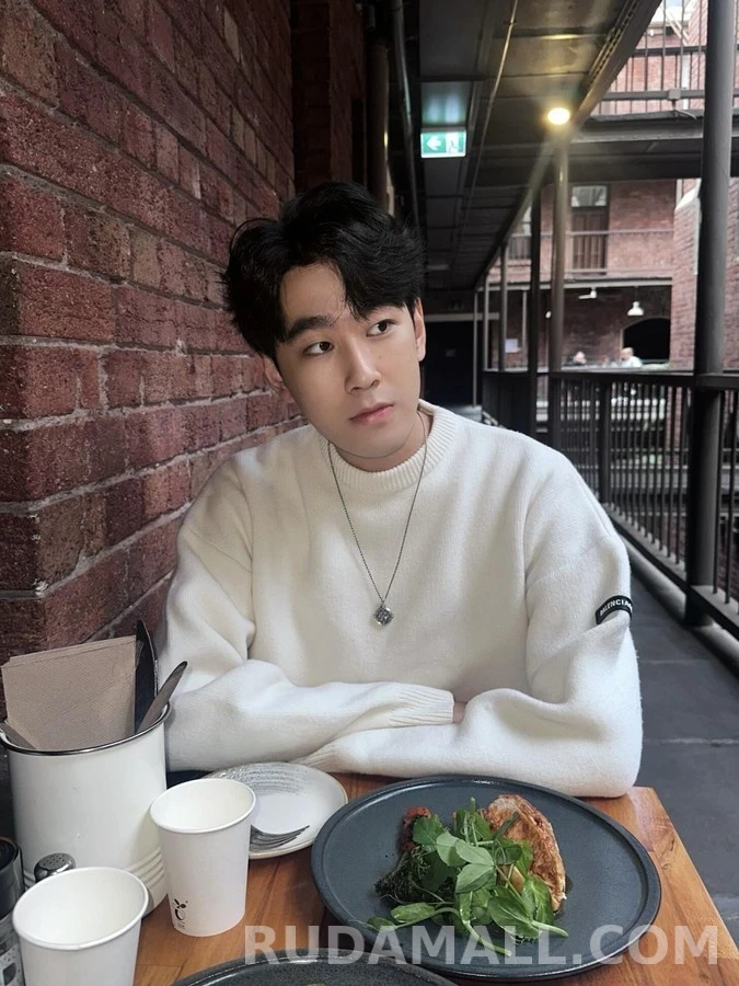발렌시아가 발렌시아가 슬리브 라벨 립 니트 상세 이미지
