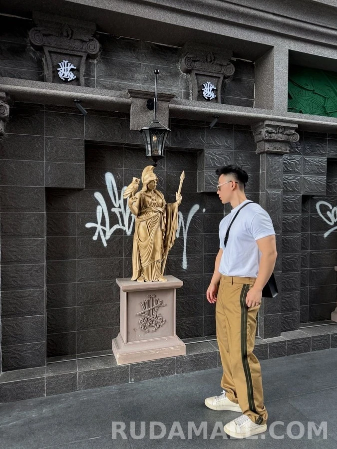몽클레어 몽클레어 로고 스트라이프 팬츠 상세 이미지