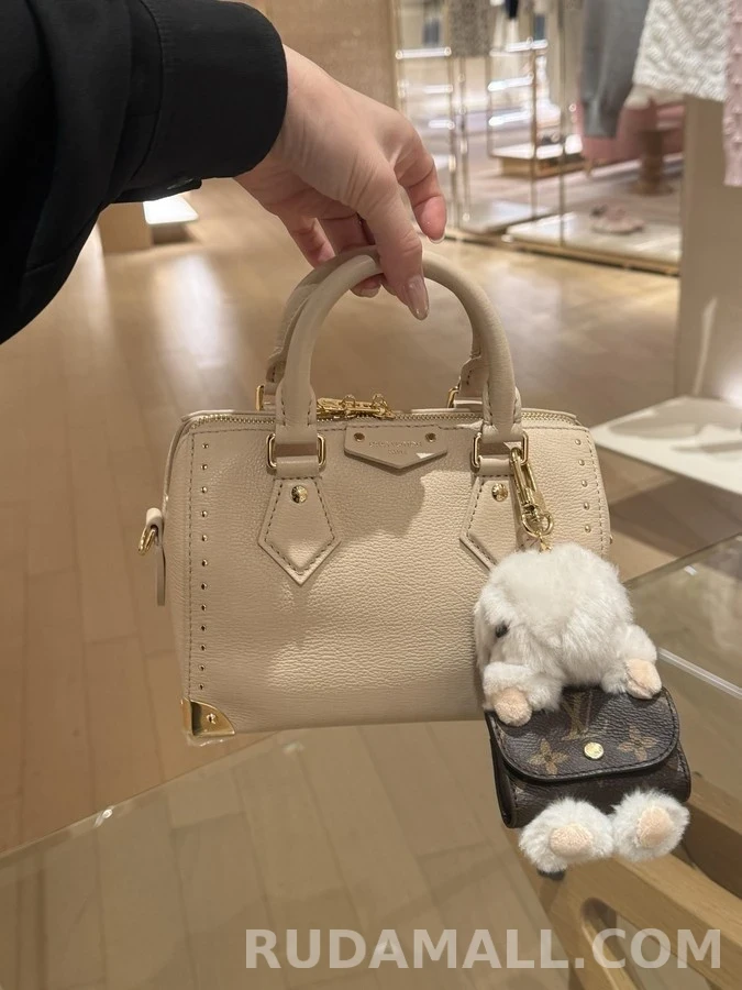루이비통 루이비통 모노그램 토끼 이어폰 백 참 상세 이미지