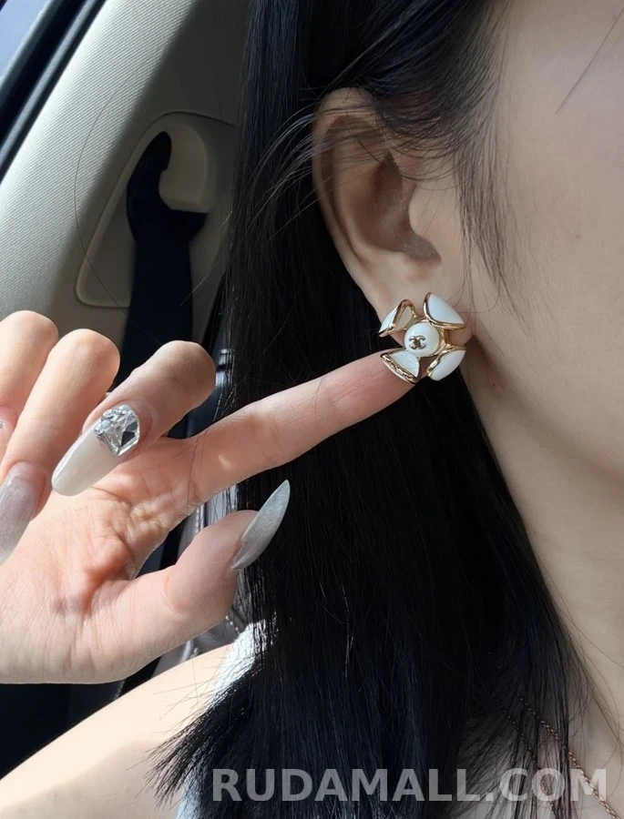 샤넬 샤넬 산차화 로고 스터드 귀걸이 상세 이미지
