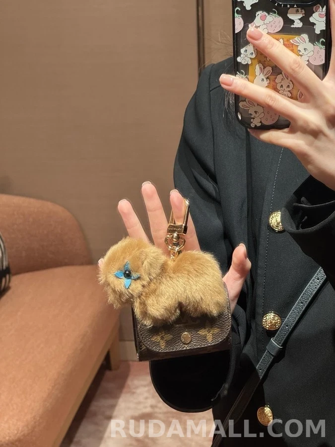루이비통 루이비통 카피바라 퍼 모노그램 이어폰 파우치 키링 상세 이미지