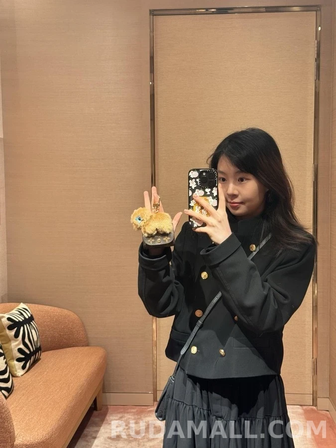 루이비통 루이비통 카피바라 퍼 모노그램 이어폰 파우치 키링 상세 이미지