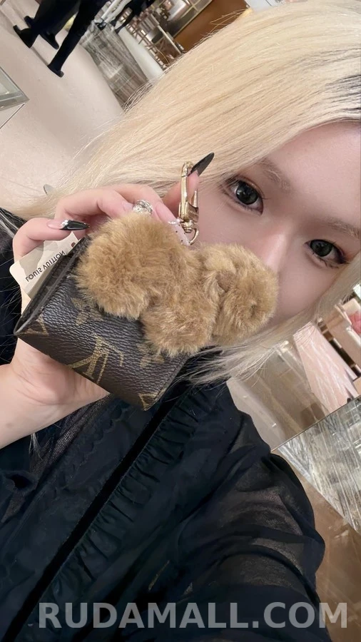 루이비통 루이비통 카피바라 퍼 모노그램 이어폰 파우치 키링 상세 이미지