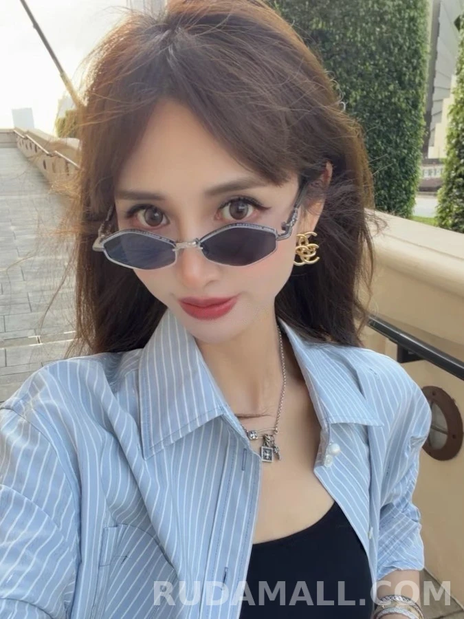 샤넬 샤넬 인터로킹 로고 귀걸이 상세 이미지