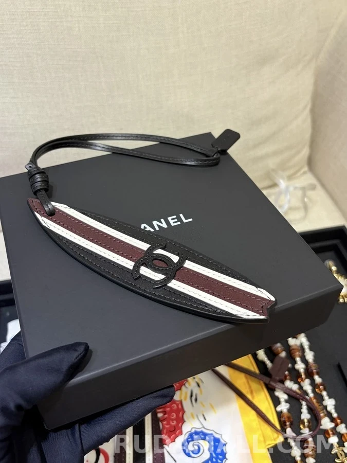 샤넬 샤넬 스트라이프 서프보드 펜던트 상세 이미지