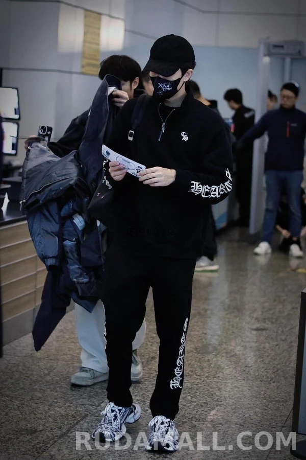 크롬하츠 크롬하츠 고딕 레터링 쿼터집업 맨투맨 상세 이미지