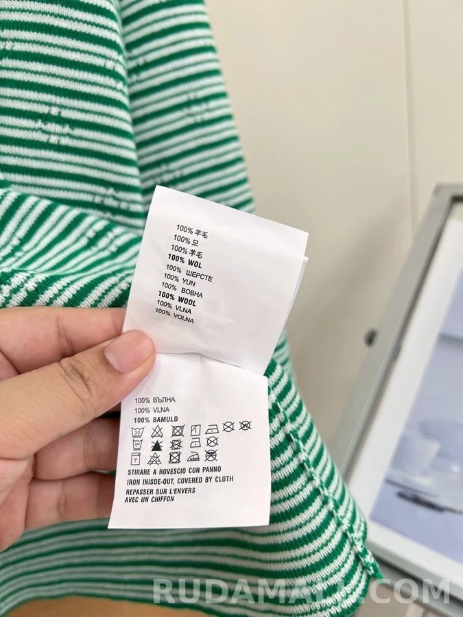 미우미우 미우미우 배색 스트라이프 로고 긴팔 티셔츠 상세 이미지