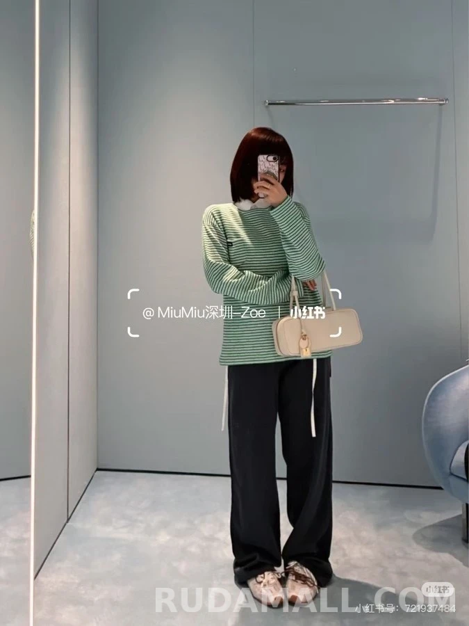 미우미우 미우미우 배색 스트라이프 로고 긴팔 티셔츠 상세 이미지