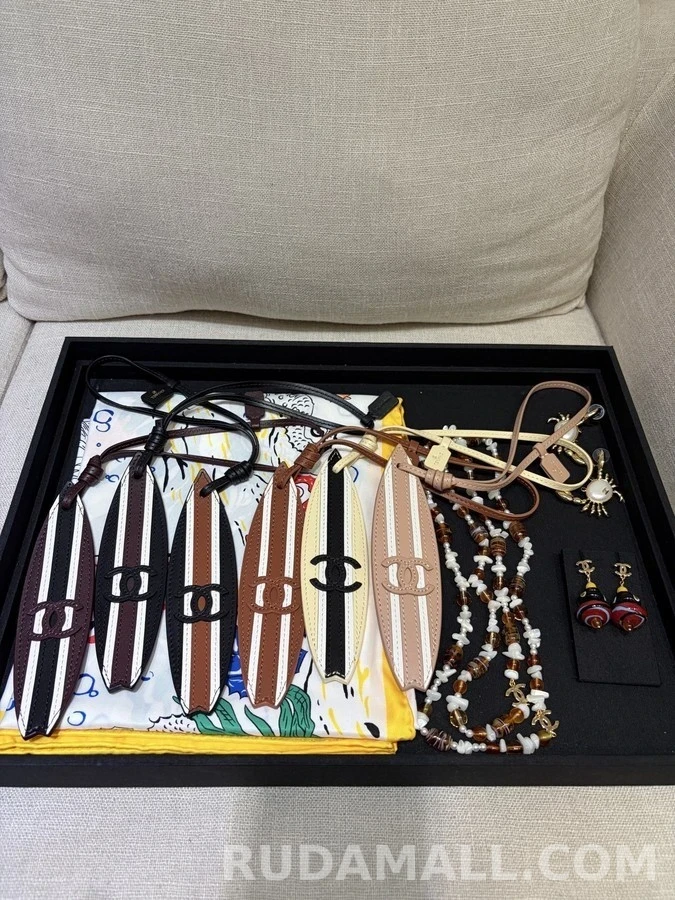 샤넬 샤넬 서프보드 스트라이프 펜던트 상세 이미지