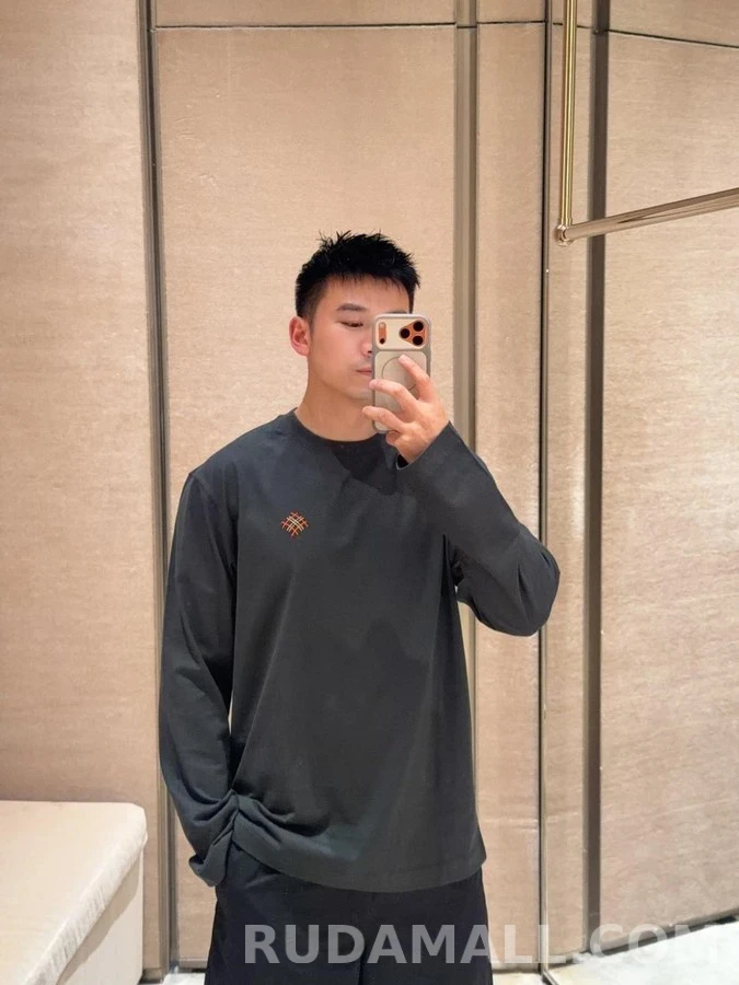 버버리 버버리 자수 레터링 로고 긴팔 티셔츠 상세 이미지