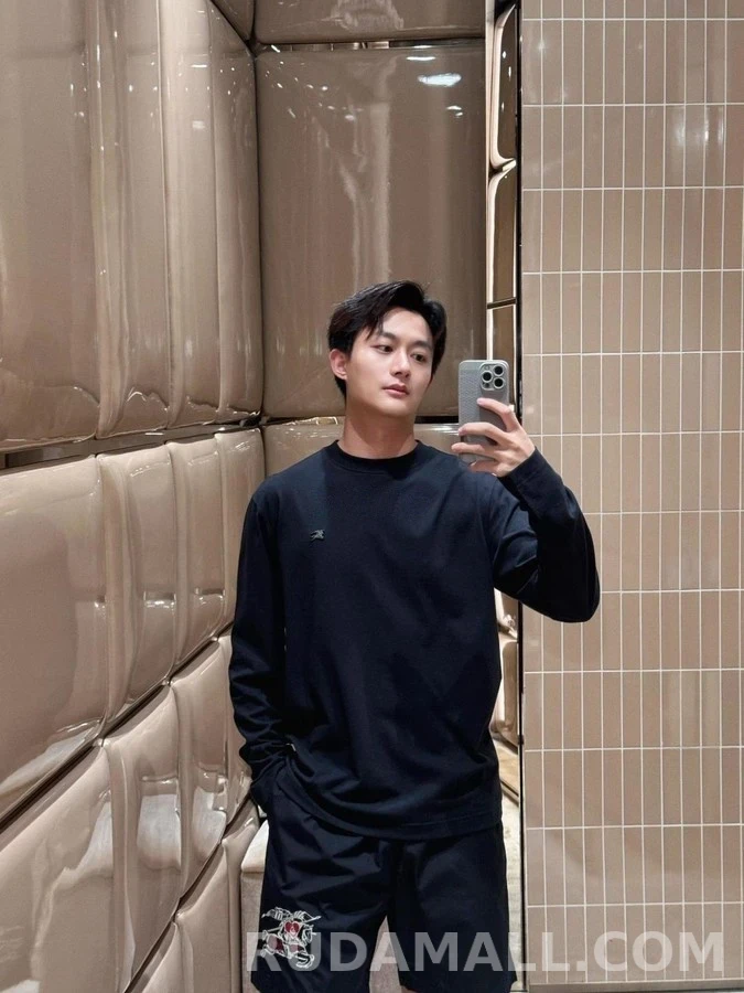 버버리 버버리 메탈 나이트 엠블럼 긴팔 티셔츠 상세 이미지