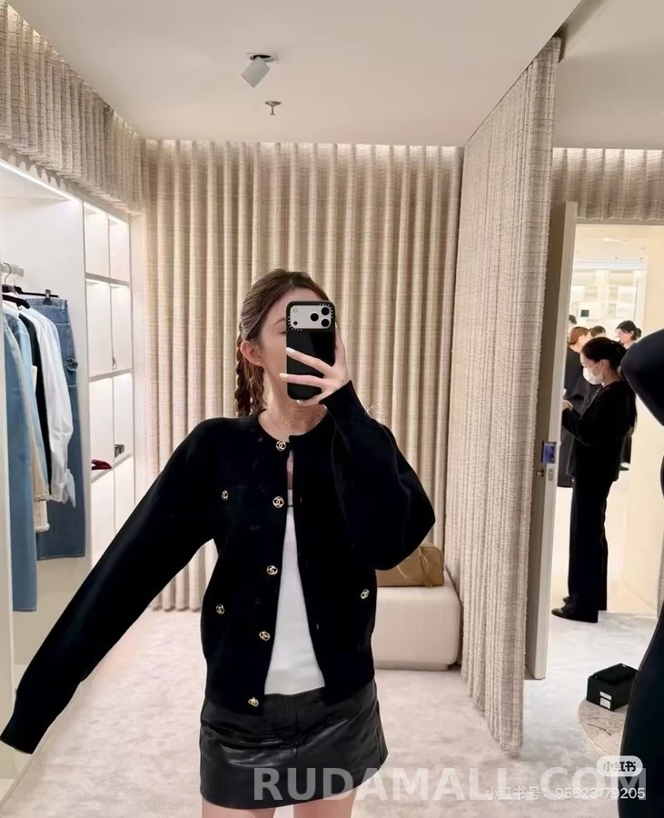샤넬 샤넬 라운드넥 금장 버튼 가디건 상세 이미지