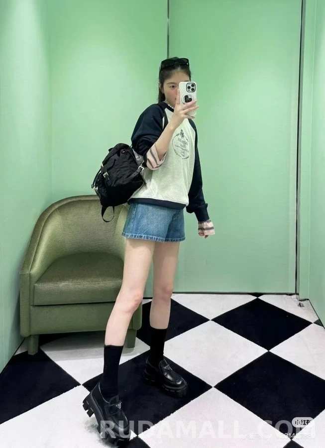 프라다 프라다 복고풍 엠블럼 배색 맨투맨 상세 이미지