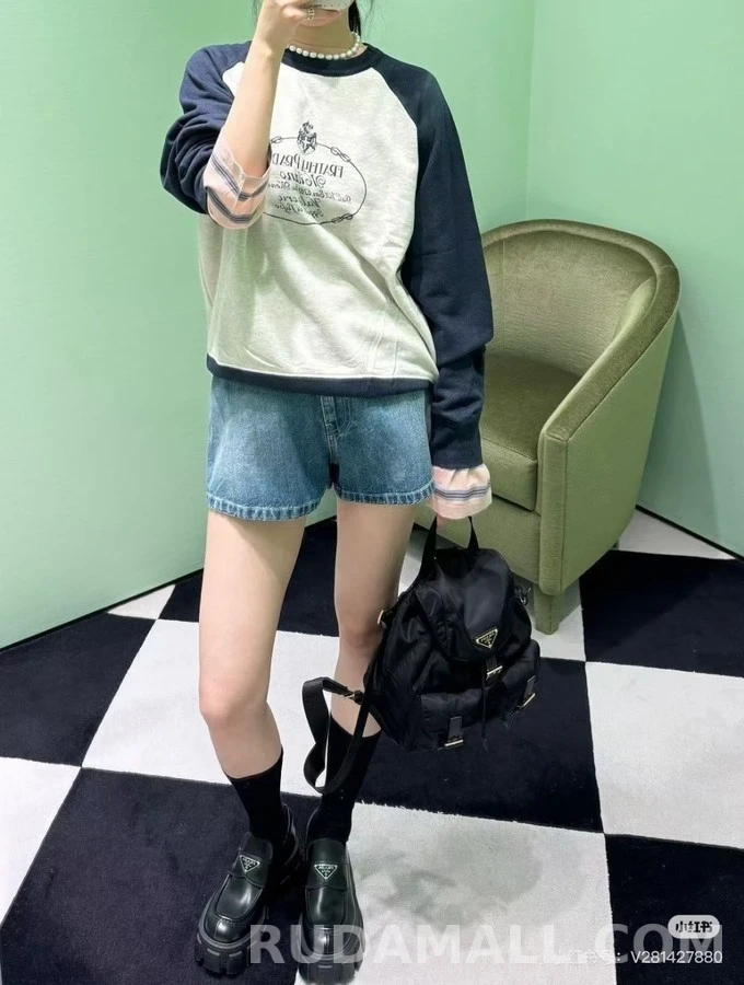 프라다 프라다 복고풍 엠블럼 배색 맨투맨 상세 이미지