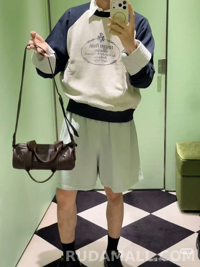 프라다 프라다 복고풍 엠블럼 배색 맨투맨 상세 이미지