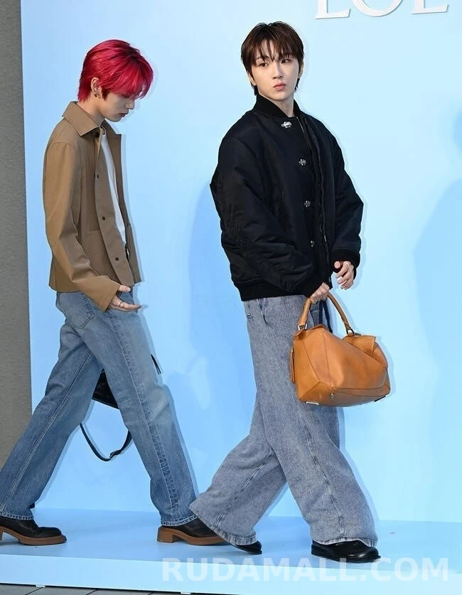 로에베 로에베 훅 잠금 봄버 패딩 상세 이미지