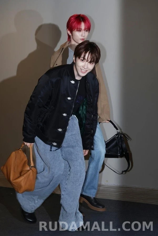 로에베 로에베 훅 잠금 봄버 패딩 상세 이미지