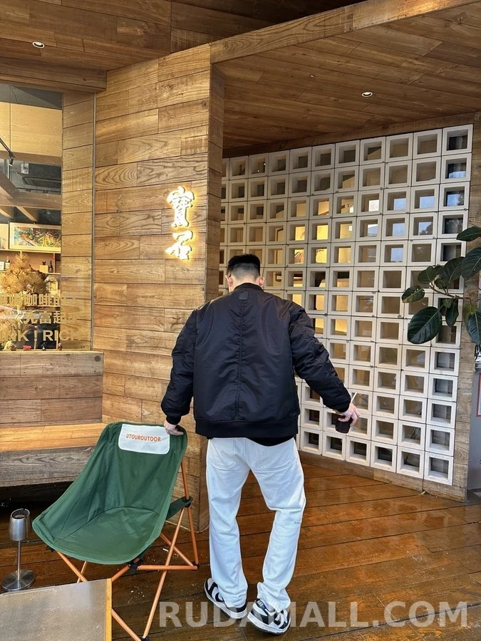 로에베 로에베 훅 잠금 봄버 패딩 상세 이미지