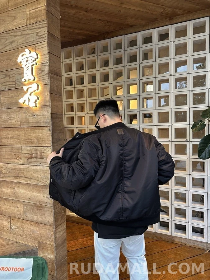 로에베 로에베 훅 잠금 봄버 패딩 상세 이미지