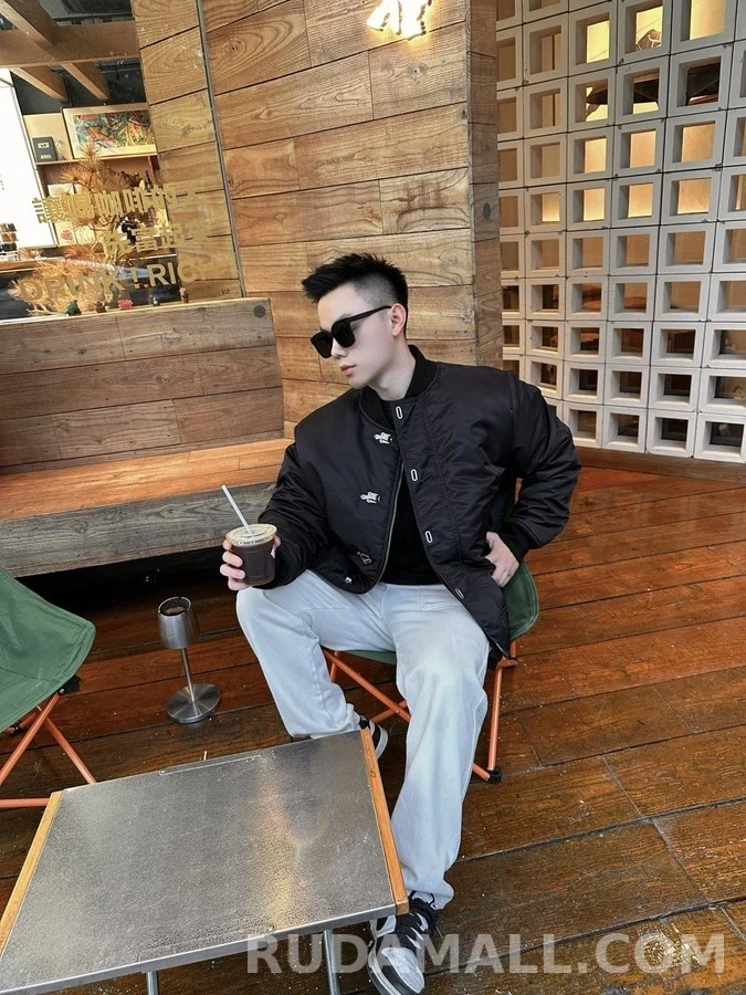 로에베 로에베 훅 잠금 봄버 패딩 상세 이미지
