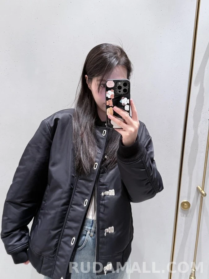 로에베 로에베 훅 잠금 봄버 패딩 상세 이미지