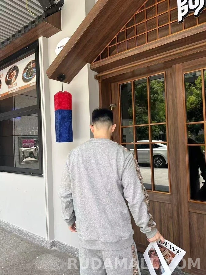 버버리 버버리 체크 스트라이프 로고 맨투맨 상세 이미지