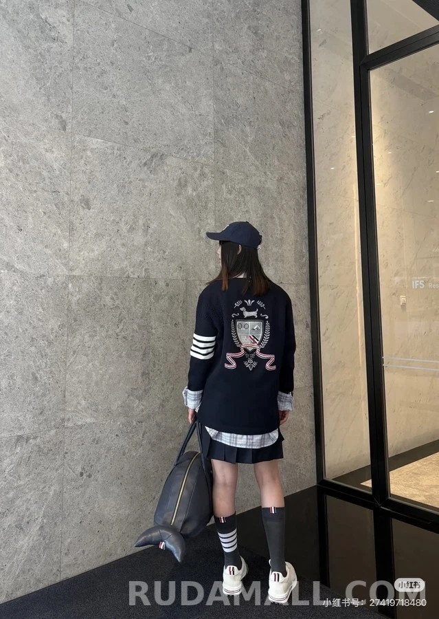 톰브라운 톰브라운 삼선 완장 엠블럼 가디건 상세 이미지