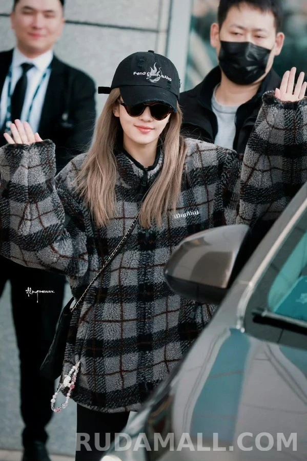 미우미우 미우미우 체크 로고 플리스 자켓 상세 이미지