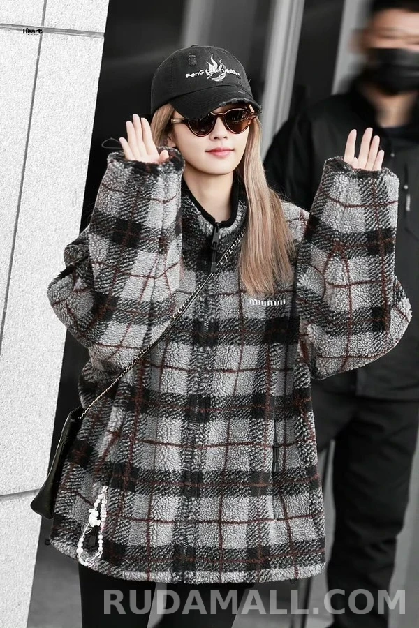 미우미우 미우미우 체크 로고 플리스 자켓 상세 이미지